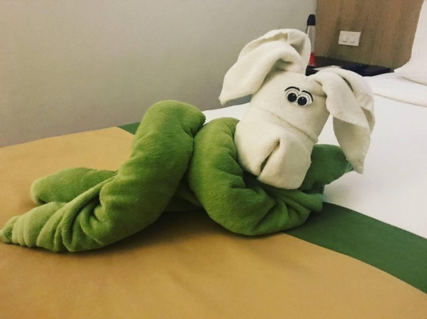 Chiếc khăn tắm chào mừng khách hàng của phòng khách sạn