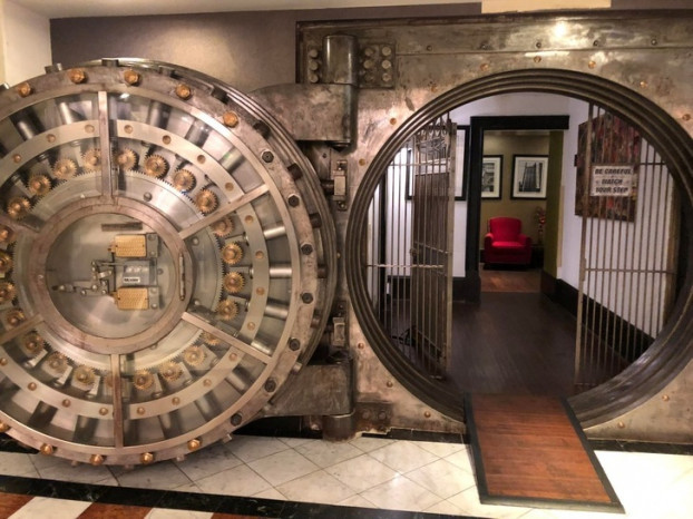 Khách sạn tôi đang ở trước đây là ngân hàng. Họ đã biến hầm thành quán bar