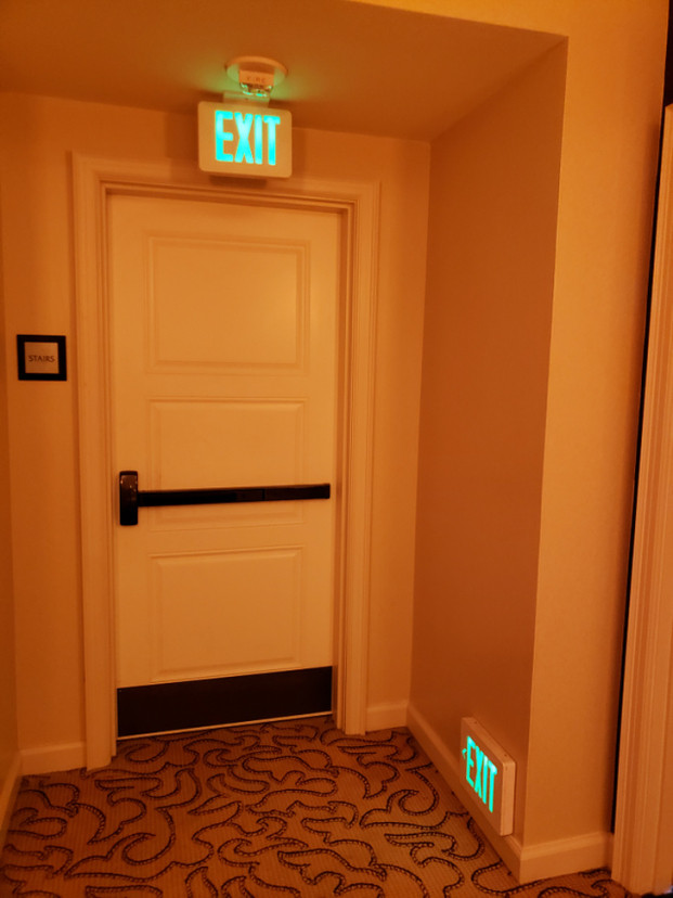 Khách sạn của tôi có biển "EXIT" ở dưới sàn nhà để bạn có thể nhìn thấy ngay cả khi đang bò dưới đất tránh khói khi hỏa hoạn