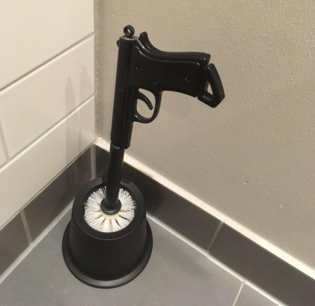 Chổi cọ toilet trong phòng khách sạn của tôi