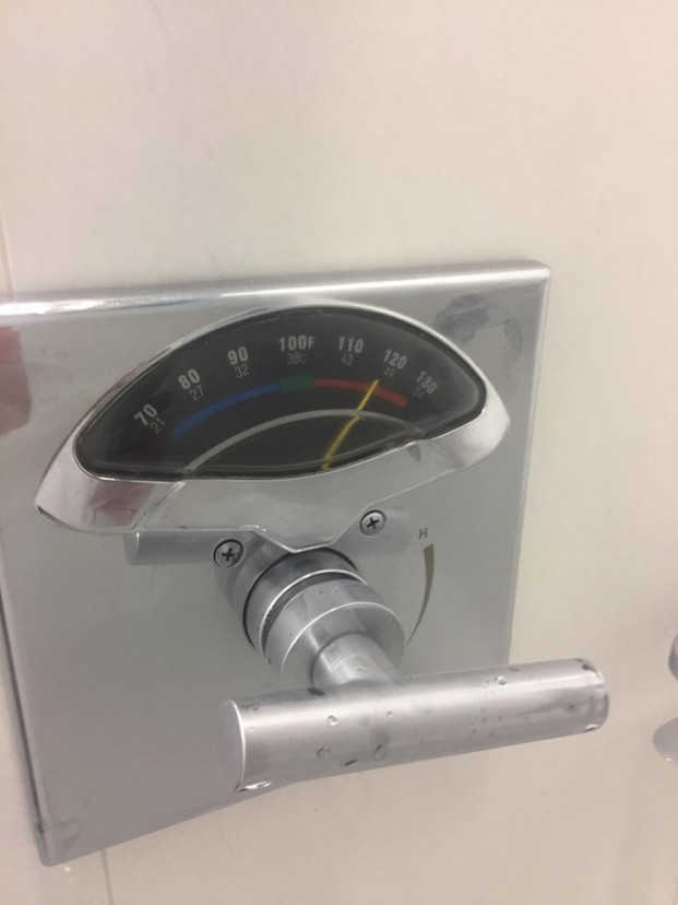 Vòi hoa sen ở khách sạn nhà tôi hiển thị nhiệt độ của nước