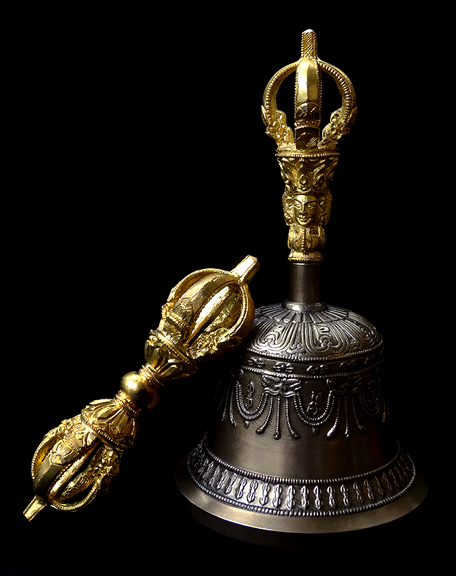 Một số nền văn minh cổ xưa sử dụng biểu tượng lưỡi tầm sét để làm linh trượng, quyền trượng hay đồ vật dùng trong các nghi lễ tôn giáo như tế lễ.