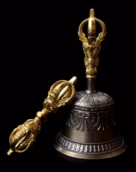 Một số nền văn minh cổ xưa sử dụng biểu tượng lưỡi tầm sét để làm linh trượng, quyền trượng hay đồ vật dùng trong các nghi lễ tôn giáo như tế lễ.