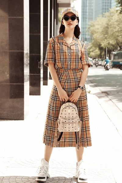 Nguyên set đồ của thương hiệu Burberry được siêu mẫu kết hợp ăn ý cùng ba lô và giầy đế thô hợp mốt.