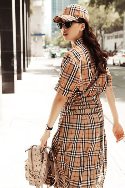 Bên cạnh hình ảnh quyến rũ trên thảm đỏ, Quỳnh Hoa cũng chăm chút cho street style để ghi điểm về phong cách thời trang cá nhân.