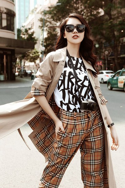 Áo choàng dáng dài được kết hợp cùng quần tây, áo thun họa tiết trắng đen để mang lại sự tự do và phóng khoáng.