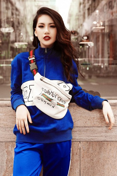 Kết hợp túi đeo chéo trước ngực cho cả bộ thêm năng động.