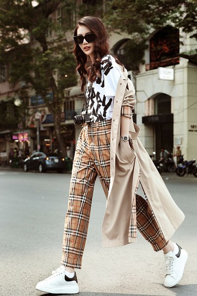 Vượt qua 29 cái tên sáng giá, học trò của hoa hậu Hương Giang - Bùi Quỳnh Hoa xuất sắc chạm tay tới giải Vàng chung cuộc đồng thời ẵm luôn giải phụ "Gương mặt đẹp nhất" tại cuộc thi Siêu mẫu Việt Nam 2018. Trong bộ ảnh thời trang vừa thực hiện, Bùi Quỳnh Hoa tạo nên điểm nhấn mới với cách chọn các mẫu trang phục trẻ trung, năng động.