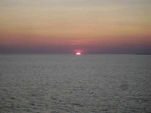 Tuy nhiên, giới chuyên gia không thể xác định con tàu bí ẩn trên có nguồn gốc từ đâu. Thậm chí, người ta cũng không biết trên tàu có bao nhiêu người gặp nạn.