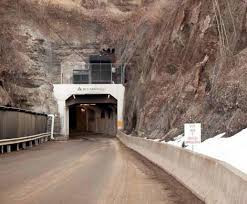 Iron Mountain hoàn toàn tách biệt với thế giới khi nó có đầy đủ tiện nghi cho cuộc sống của con người như có hệ thống điện, nhà máy xử lý rác thải và trung tâm chữa cháy riêng.