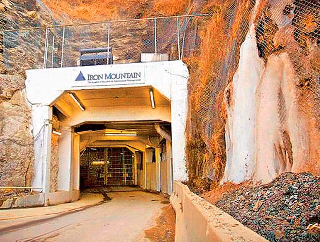 Ước tính, khoảng 2.700 người sống và làm việc tại Iron Mountain với diện tích lên đến 81 hecta.