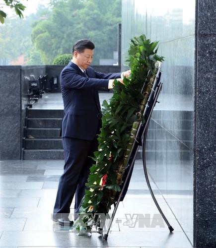 Trong khuôn khổ chuyến thăm kéo dài 2 ngày (ngày 5 - 6/10/2015), Tổng bí thư, Chủ tịch Trung Quốc Tập Cận Bình đặt vòng hoa và vào Lăng viếng Chủ tịch Hồ Chí Minh. Ảnh: TTXVN.
