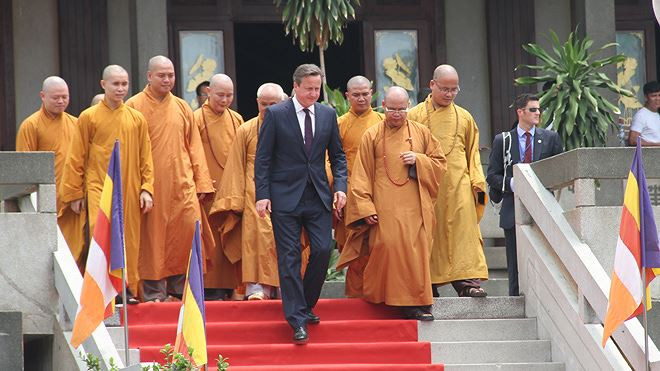 Trưa ngày 30/7/2015, trong chuyến thăm và làm việc tại Việt Nam, Thủ tướng Liên hiệp Vương quốc Anh và Bắc Ireland David Cameron ghé thăm chùa Vĩnh Nghiêm, TP HCM. Ảnh: Tiền phong.