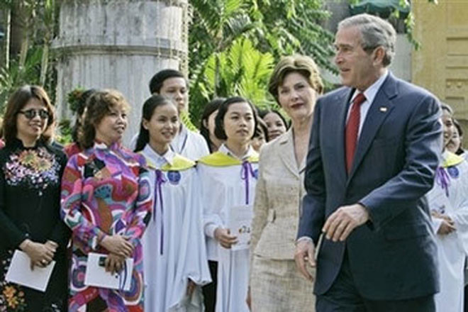Từ ngày 17 - 20/11/2006, Tổng thống Mỹ George Bush cùng phu nhân có chuyến thăm chính thức Việt Nam và tham dự Hội nghị lãnh đạo kinh tế APEC 14. Trong khuôn khổ chuyến thăm, Tổng thống Bush cùng phu nhân tới cầu nguyện tại nhà thờ Cửa Bắc (Hà Nội) sáng ngày 19/11/2006. Ảnh: AP.