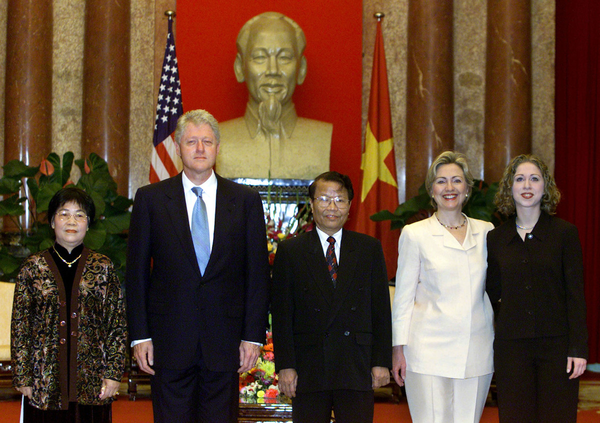 Vào ngày 17/11/2000, Tổng thống Mỹ Bill Clinton có chuyến thăm chính thức Việt Nam. Đây là lần đầu tiên Tổng thống Mỹ đến Việt Nam kể từ sau khi chiến tranh kết thúc. Ảnh: Reuters.