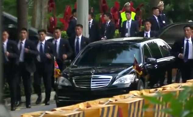 Khi tham dự cuộc họp thượng đỉnh Mỹ - Triều năm 2018, ông Kim Jong-un được bảo vệ nghiêm ngặt bởi 3 lớp hàng rào an ninh. Lớp bảo vệ thứ nhất của nhà lãnh đạo Triều Tiên khi ấy là những cận vệ chạy bộ xung quanh xe chở ông Kim Jong-un.