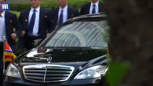 Lớp bảo vệ thứ hai và thứ ba cho ông Kim Jong-un do Bộ Tư lệnh Cảnh vệ (GC) thiết lập và bố trí.