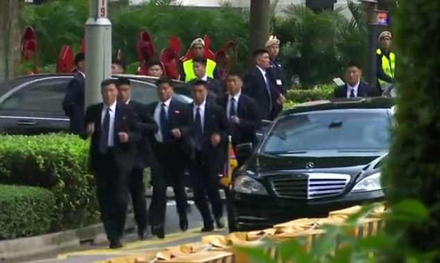 Những cận vệ này thuộc lực lượng Văn phòng số 6 Trung ương Đảng. Họ được tuyển chọn kỹ lưỡng từ quân đội Triều Tiên. Khi làm nhiệm vụ trong chuyến công du nước ngoài của ông Kim Jong-un, đội cận vệ này thường mặc vest đen và đeo ca-vát.