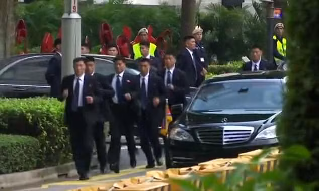 Những cận vệ này thuộc lực lượng Văn phòng số 6 Trung ương Đảng. Họ được tuyển chọn kỹ lưỡng từ quân đội Triều Tiên. Khi làm nhiệm vụ trong chuyến công du nước ngoài của ông Kim Jong-un, đội cận vệ này thường mặc vest đen và đeo ca-vát.