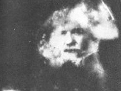 Hồn ma trong bức ảnh do William Hope chụp được cho là người chồng đã mất của bà Hortense Leverson. Trong ảnh, linh hồn người chồng bay lơ lửng đằng sau người vợ.