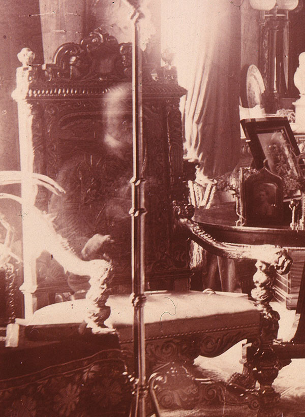 Sau khi bức ảnh được công bố rộng rãi, một số người cho rằng, hồn ma trong hình chính là Lord Combermere. Người này từng là chỉ huy kỵ binh. Sau khi qua đời, Combermere được chôn cất cách thư viện Combermere Abbey khoảng 4 dặm.