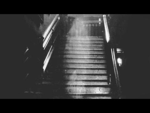 Trong ảnh, một hồn ma dường như đang bước xuống cầu thang. Một số người cho rằng, hồn ma trong bức ảnh này chính là bà Dorothy Walpole - em gái quá cố của Thủ tướng Anh Robert Walpole.