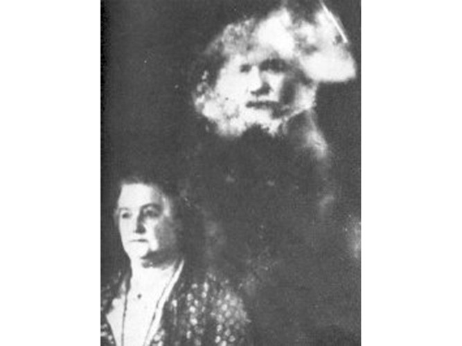 Nhiếp ảnh gia William Hope gây xôn xao dư luận với bức ảnh chụp năm 1931. Sở dĩ bức ảnh này nhận được sự chú ý lớn của dư luận bởi chụp được ảnh hồn ma.