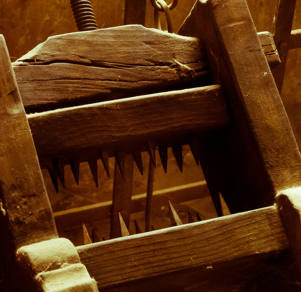 Khi hành hình, đao phủ sẽ lắp dụng cụ cắt đầu gối vào mặt trước và sau của đầu gối phạm nhân.