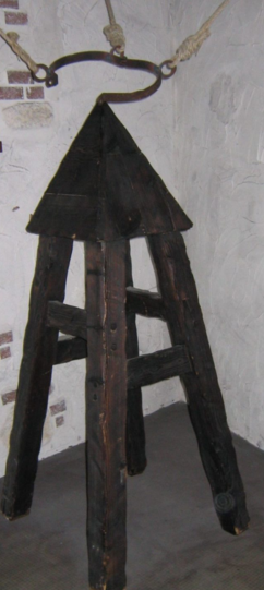 Cái nôi Judas là dụng cụ tra tấn có hình dáng giống kim tự tháp với một đầu nhọn ở trên đỉnh.