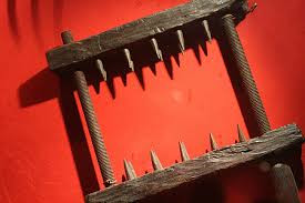 Kế đến, đao phủ xoay đinh và hai đầu gỗ sẽ xiết chặt vào chân của phạm nhân. Hậu quả là đầu gối của phạm nhân bị cắt lìa gây nỗi đau kinh hoàng về mặt thể xác.