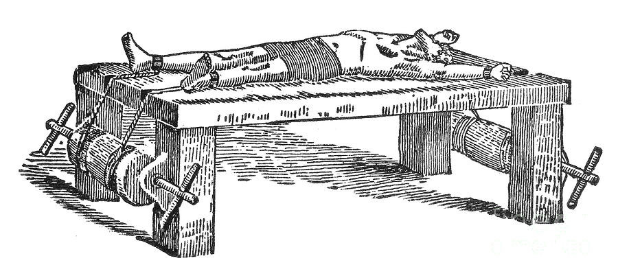 Khi hành hình, phạm nhân sẽ bị người tra tấn trói chặt tay và chân vào hai con lăn.