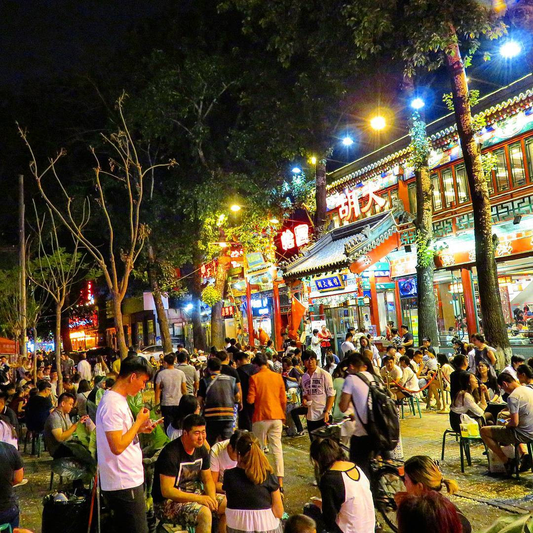 Kể từ năm 1997, Quỷ Nhai được chính quyền chuyển đổi thành khu phố mua sắm sầm uất. Không ít du khách trong và ngoài nước đến Quỷ Nhai để thưởng thức những món ăn ngon, tham gia các hoạt động vui chơi giải trí cũng như trải nghiệm cảm giác ma quái kỳ bí và rùng rợn. Video: Khó lý giải video "ma" theo người lên taxi (nguồn: VTC14)