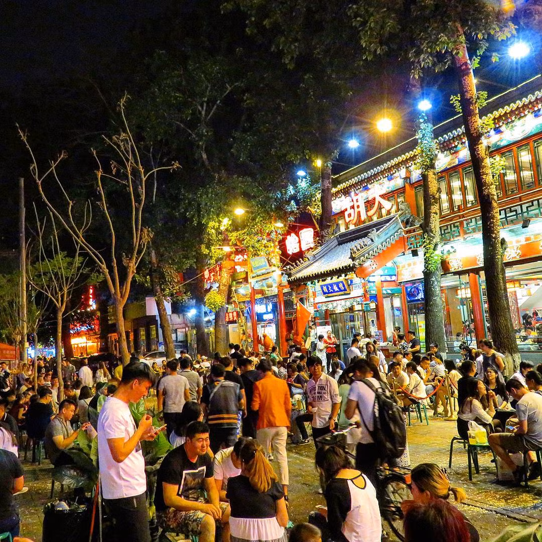 Kể từ năm 1997, Quỷ Nhai được chính quyền chuyển đổi thành khu phố mua sắm sầm uất. Không ít du khách trong và ngoài nước đến Quỷ Nhai để thưởng thức những món ăn ngon, tham gia các hoạt động vui chơi giải trí cũng như trải nghiệm cảm giác ma quái kỳ bí và rùng rợn. Video: Khó lý giải video "ma" theo người lên taxi (nguồn: VTC14)