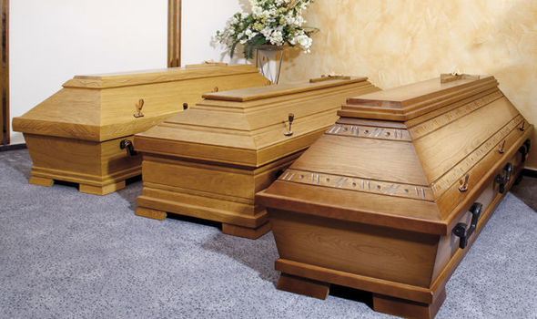 Thông thường, mỗi ngày chỉ có vài người ghé vào con phố bán quan tài nên nơi đây khá đìu hiu, vắng vẻ.