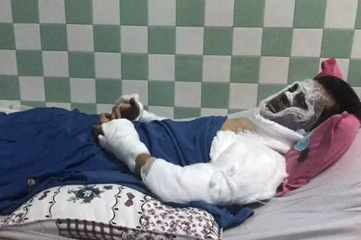 Những ngày qua, hàng chục cảnh sát tiến hành rà soát các camera an ninh tại nhiều nhà nghỉ, khách sạn và nhà dân ở khu kinh tế Dung Quất (Quảng Ngãi) để truy lùng thủ phạm gây ra vụ án. Một nguồn tin từ cơ quan công an, nhiều khả năng hung thủ được người khác thuê để giải quyết mâu thuẫn.(Ảnh: Vietnamnet)