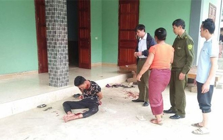 5. Lời khai của ngáo đá giết vợ trước mặt con: Công an huyện Quế Phong (Nghệ An) cho biết, đơn vị đã chuyển giao hồ sơ vụ án giết người trên địa bàn huyện cho Phòng Cảnh sát hình sự Công an tỉnh Nghệ An tiếp tục điều tra theo thẩm quyền. Trước đó, theo lời khai, Mong Văn Hòa có sử dụng ma túy đá. Lúc ngồi với vợ và con, Hòa thấy như bị ai đó muốn giết mình nên gã này lao vào bóp cổ vợ làm nạn nhân tử vong. (Ảnh: Tiền Phong)