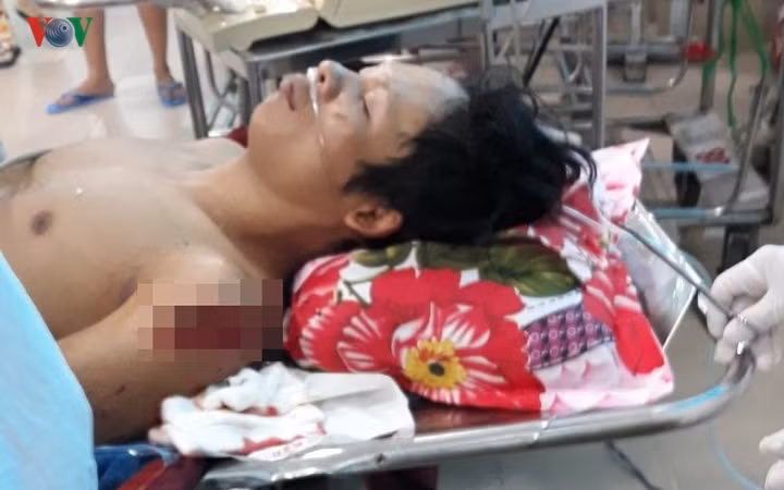 4.Đối tượng chém con nợ ở Tiền Giang ra đầu thú: Chiều 17/2, Nguyễn Phước Thuận (SN 1978, ngụ ấp 3B, xã Đạo Thạnh, thành phố Mỹ Tho) cùng 2 đối tượng khác đến đòi nợ tại nhà anh Đỗ Minh Thái (SN 1986), ngụ cùng địa phương. Sau đó, giữa Thuận và Thái xảy ra mâu thuẫn dẫn đến đánh nhau. Thuận dùng dao tự chế chém nhiều nhát vào người Thái làm nạn nhân ngã quỵ.