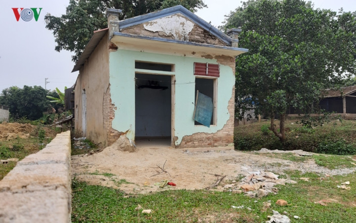 Sau khi cô gái mang gà đến cho chúng tại một ngôi nhà hoang thuộc Tổ dân phố 11, phường Thanh Trường, TP Điện Biên Phủ, tại đây Hùng đã dùng côn có xích sắt siết cổ Duyên đến khi Duyên ngất đi và đưa vào ngôi nhà hoang. Sau đó Hùng, Công rủ thêm Nhiệm thay nhau hãm hiếp Cao Mỹ Duyên, sau đó các đối tượng đưa Duyên lên thùng xe tải của Bùi Văn Công.