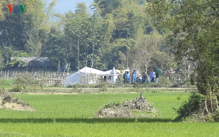 Tại đây cả 5 đối tượng Vương Văn Hùng, Bùi Văn Công, Phạm Văn Nhiệm, Lường Văn Hùng và Lường Văn Lả đã cùng khiêng xác của Duyên đến để lên hiện trường. Sau đó, các đối tượng đã về nhà Bùi Văn Công để bàn bạc cách che giấu hành vi phạm tội và cách đối phó với cơ quan chức năng cho đến khi bị bắt giữ.