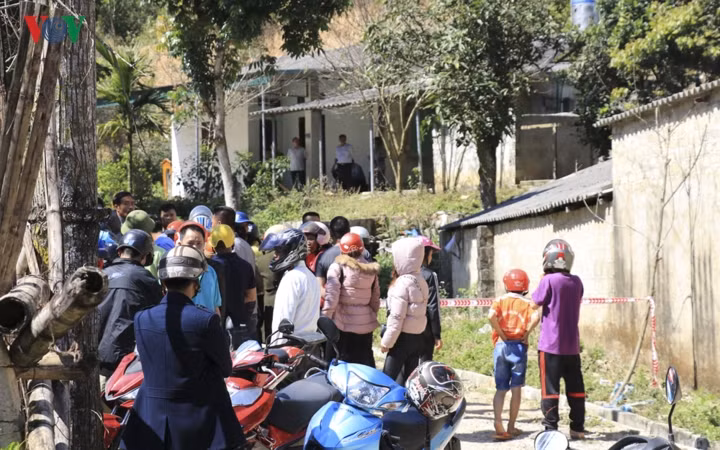 Theo đó, Bùi Văn Công (SN 1975, trú tại: Đội 11, xã Thanh Nưa, huyện Điện Biên, tỉnh Điện Biên) là đối tượng chủ mưu, đã bàn bạc với Vương Văn Hùng cùng nhau đi cướp tài sản và hiếp dâm. Công đã rủ Hùng ra chợ để chỉ mặt Duyên, còn Hùng thì xin số điện thoại của cô gái.