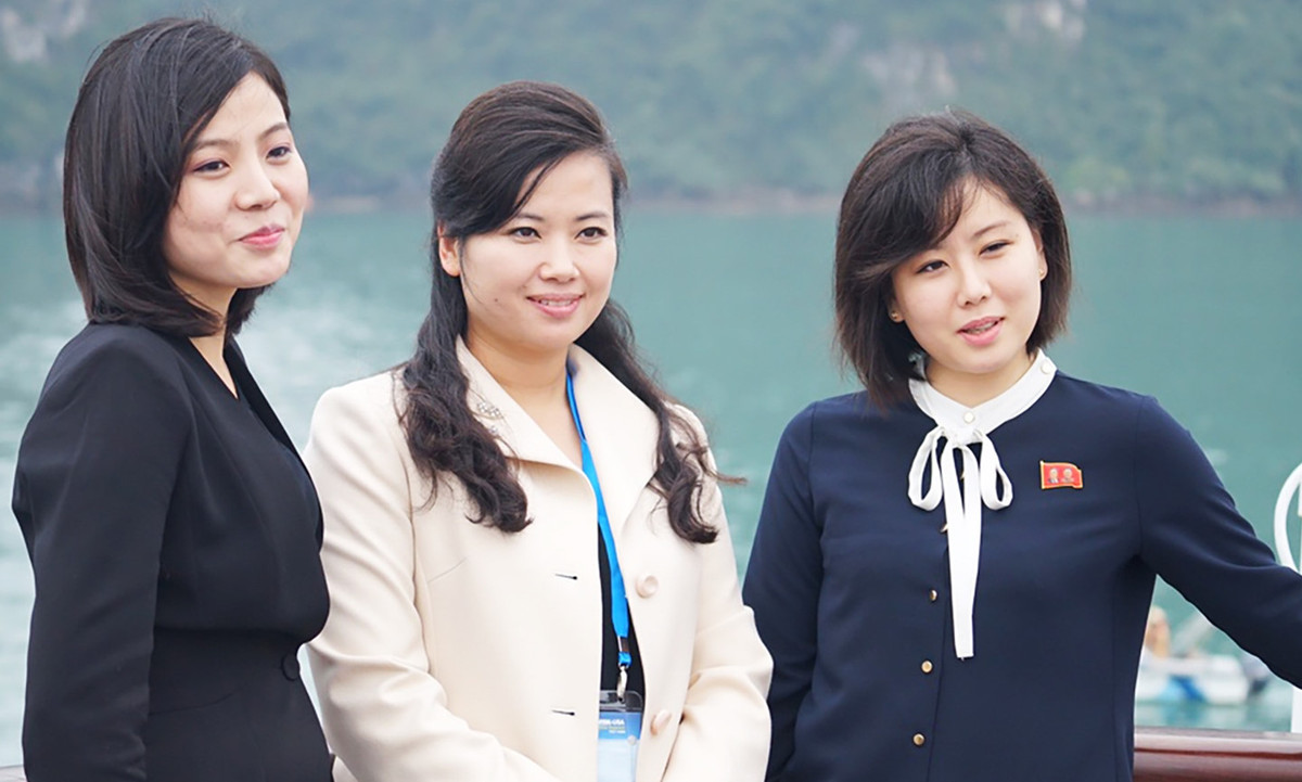 Vào đầu năm 2018, Hyon Song-wol dẫn đầu một đoàn nghệ thuật lớn của Triều Tiên đến Hàn Quốc để biểu diễn nhân dịp Olympic ở Pyeongchang và gây được tiếng vang lớn. Trong ảnh là nữ ca sĩ Hyon Song Wol (giữa ảnh) cùng phái đoàn cấp cao khi ngồi trên du thuyền tham quan vịnh Hạ Long ngày 27/2. Ảnh: Báo Quảng Ninh.