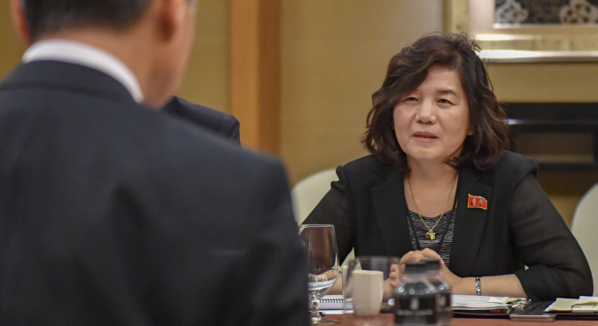 Thứ trưởng ngoại giao Choe Son-hui có nhiều kinh nghiệm đàm phán với Mỹ và thảo luận về chương trình hạt nhân. Trong số này nổi bật là việc bà là phiên dịch viên tiếng Anh cho phái đoàn Triều Tiên tham dự các cuộc đàm phán 6 bên về giải trừ hạt nhân những năm 2000. Ảnh: U.S. Department of State/Nknews.