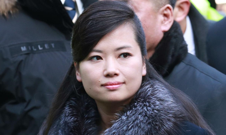 Người phụ nữ quyền lực thứ hai tháp tùng ông Kim Jong-un sang Việt Nam là Hyon Song-wol. Sinh năm 1977, Hyon Song-wol là trưởng nhóm nhạc Moranbong được thành lập vào năm 2012. Bà được bầu vào Ủy ban Trung ương đảng Lao động Triều Tiên. Ảnh: Reuters.
