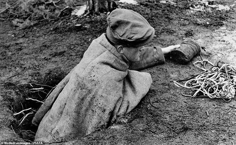 Vào đêm ngày 24, rạng sáng ngày 25/3/1944, cuộc đào thoát vĩ đại diễn ra tại trại tù binh Stalag Luft III khét tiếng của Đức Quốc xã. Khi ấy, hàng chục binh sĩ thuộc lực lượng đồng minh bị giam giữ tại nơi này thực hiện cuộc vượt ngục táo bạo.