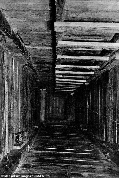 Đến đêm ngày 24, rạng sáng ngày 25/3/1944, hàng chục binh sĩ quân đồng minh bị bắt giam tại nhà tù Stalag Luft III thực hiện cuộc vượt ngục thông qua đường hầm Harry.