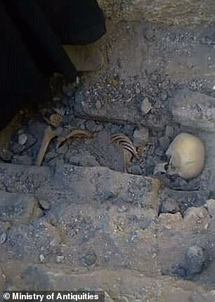  Hài cốt thiếu nữ 13 tuổi được các nhà khảo cổ học Ai Cập phát hiện trong ngôi mộ cổ gần kim tự tháp Meidum có niên đại khoảng 4.600 tuổi ở bên ngoài Cairo.