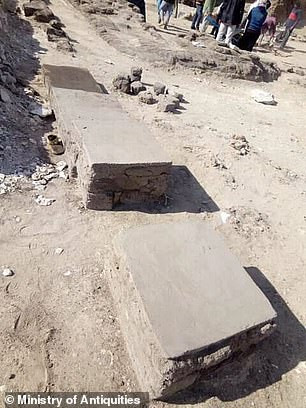 Bên cạnh hài cốt thiếu nữ, các chuyên gia còn tìm thấy hộp sọ của 2 động vật và 3 món đồ gốm.