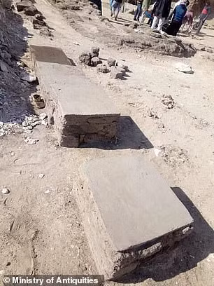 Bên cạnh hài cốt thiếu nữ, các chuyên gia còn tìm thấy hộp sọ của 2 động vật và 3 món đồ gốm.