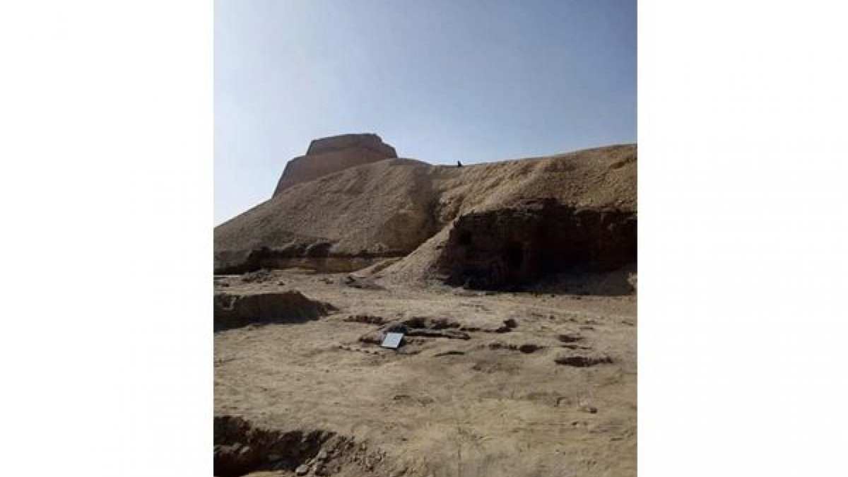 Trước đó, các chuyên gia đã tìm thấy ngôi mộ của Hoàng tử Nefar-Maat - con trai lớn của pharaoh Sneferu tại khu vực khảo cổ này.