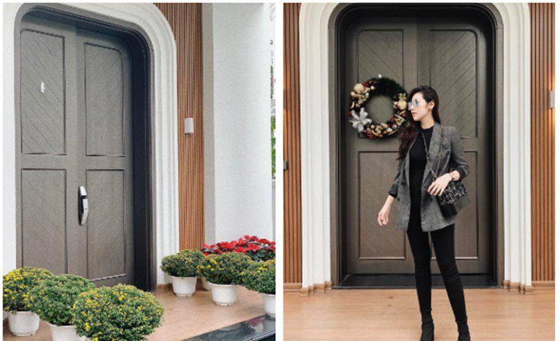 Hình ảnh nhà cửa khang trang được trang hoàng đẹp đẽ chuẩn bị đón Tết của Tú Anh nhận được nhiều sự quan tâm. Không chỉ cây đào sang chảnh, lối vào nhà Á hậu cũng được gia chủ sắp xếp hoa ngập lối đi.